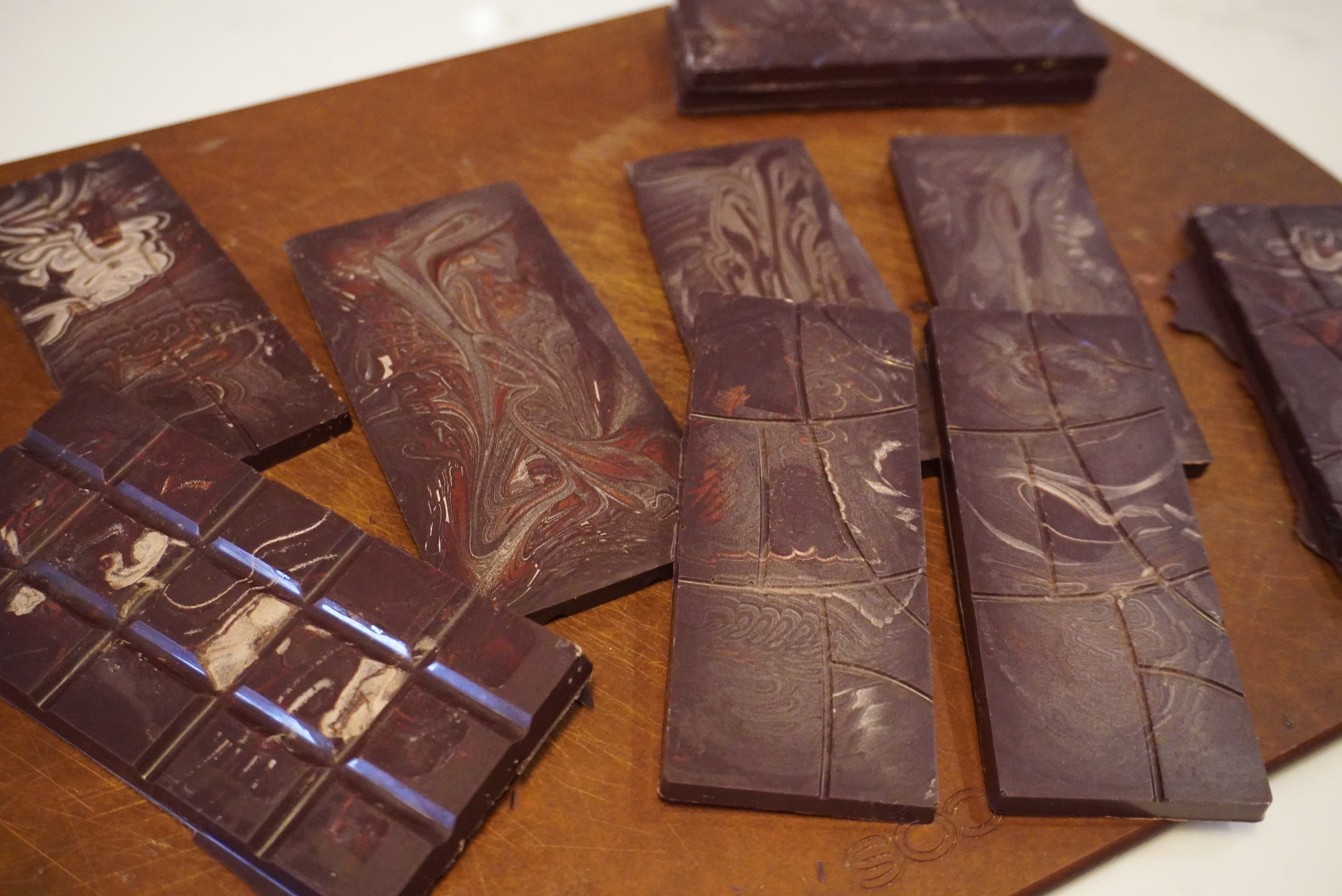 Tablettes marbrées artisanales