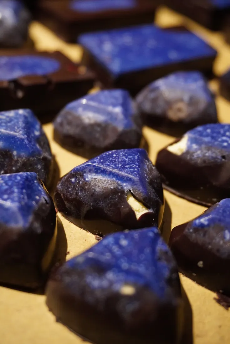 Chocolat cru bleu à la phycocyanine