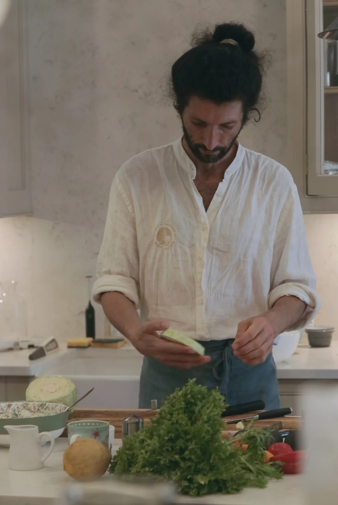 Virgile en cuisine, taillant un chou